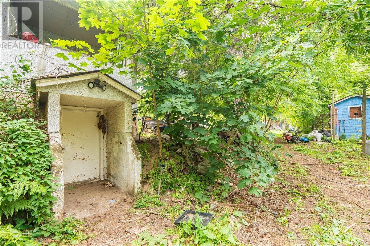1765 Highway 3a Highway, Castlegar, British Columbia  V1N 3H3 - Photo 34 - 10354952