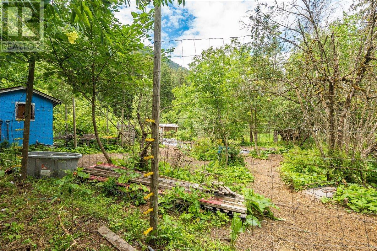 1765 Highway 3a Highway, Castlegar, British Columbia  V1N 3H3 - Photo 32 - 10354952