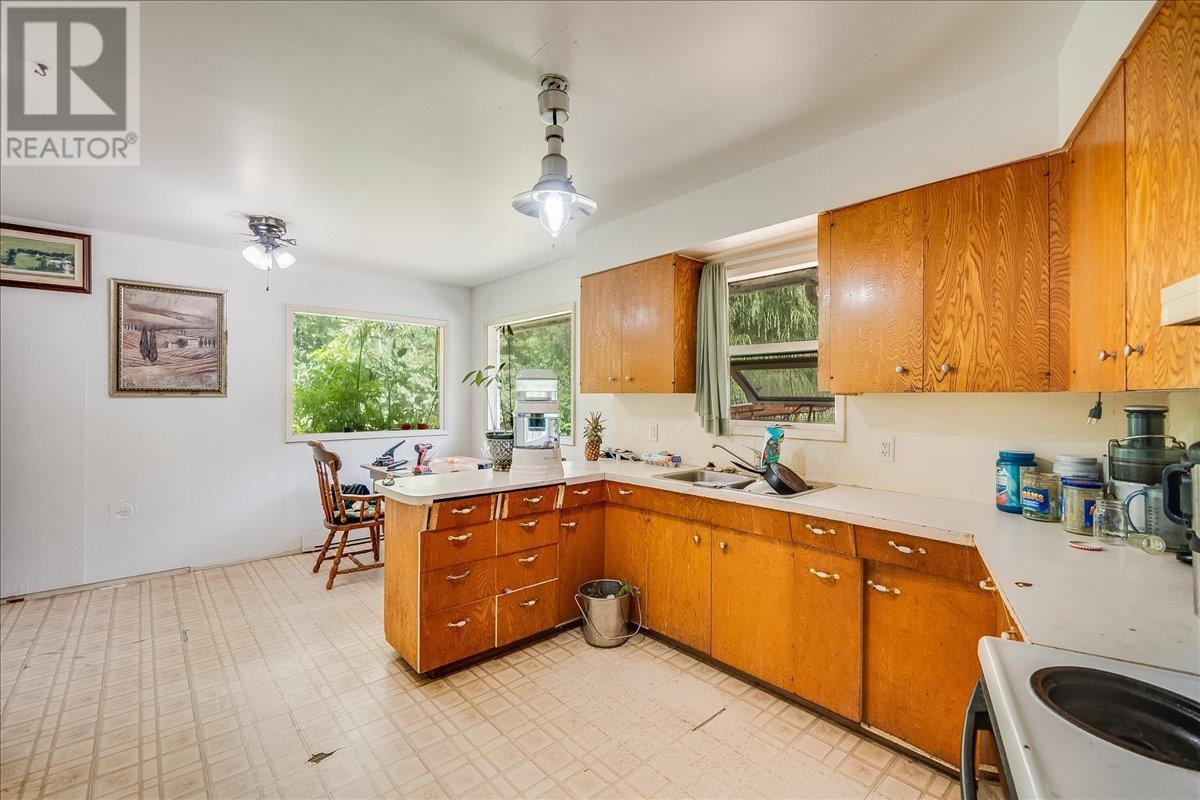 1765 Highway 3a Highway, Castlegar, British Columbia  V1N 3H3 - Photo 54 - 10354952