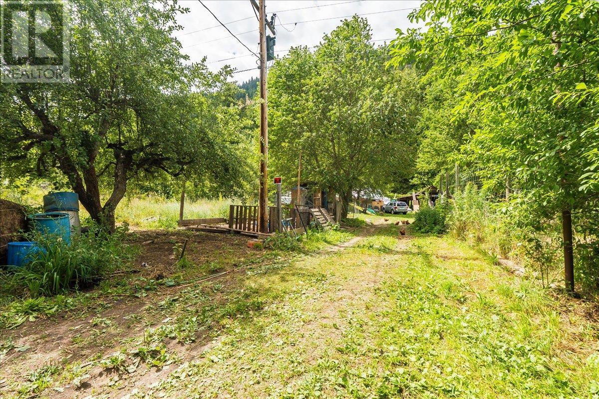 1765 Highway 3a Highway, Castlegar, British Columbia  V1N 3H3 - Photo 24 - 10354952