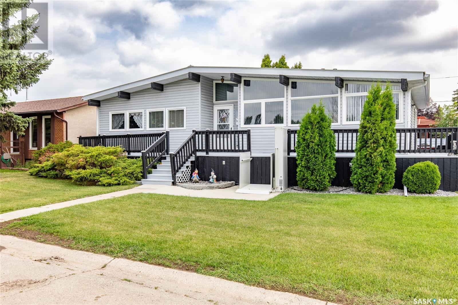 Property at 1094 Corman CRESCENT image 2