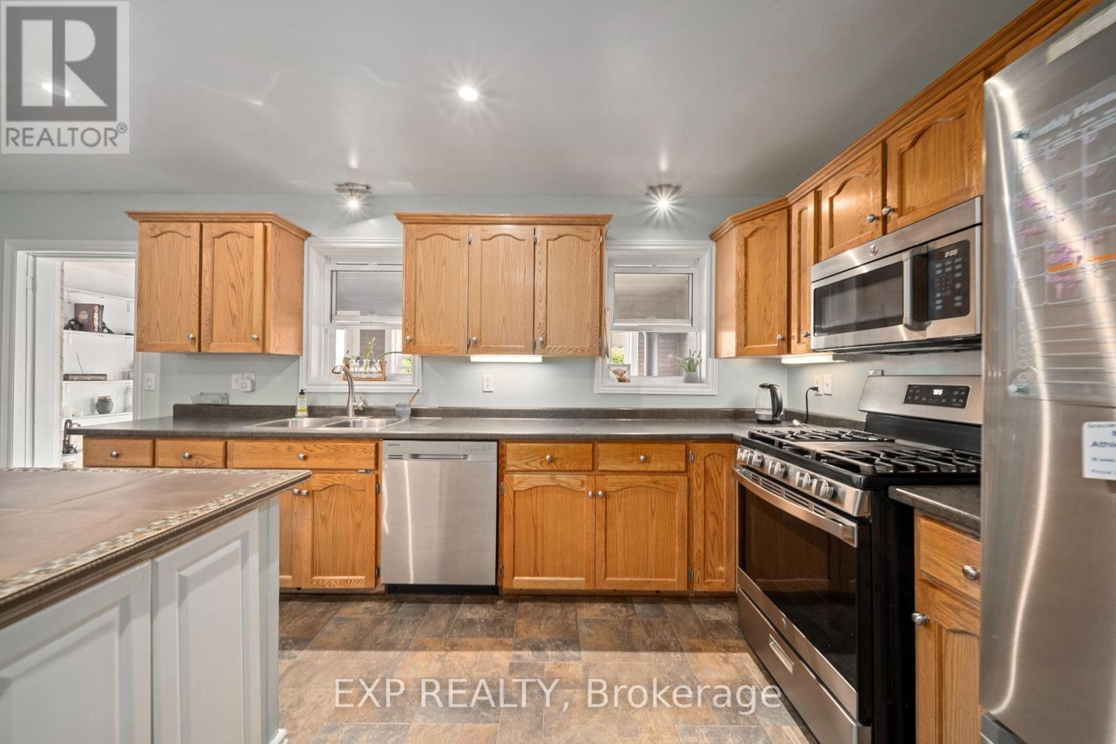 26 Main Street S, Lambton Shores, Ontario  N0N 1J0 - Photo 10 - X12300338