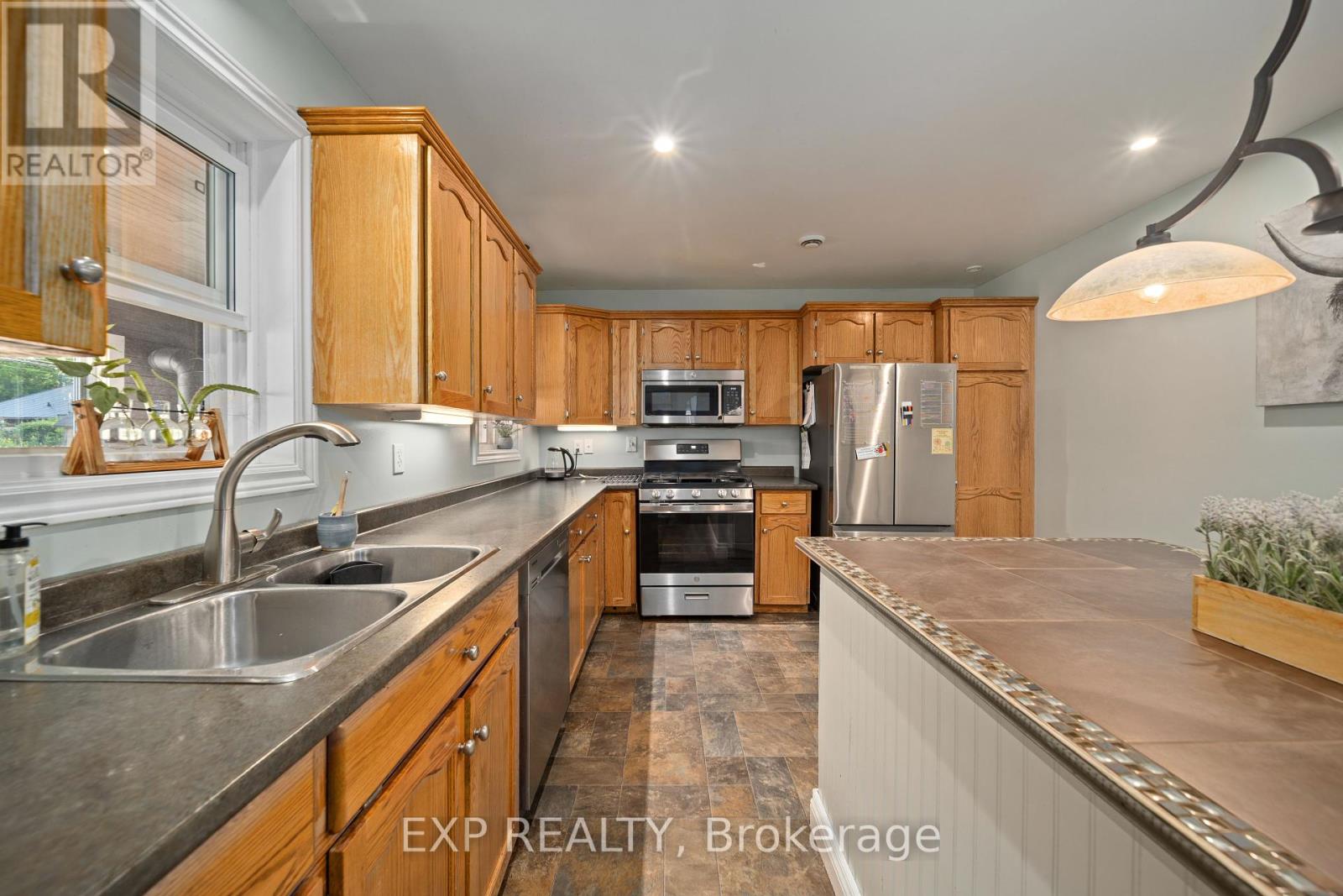 26 Main Street S, Lambton Shores, Ontario  N0N 1J0 - Photo 11 - X12300338