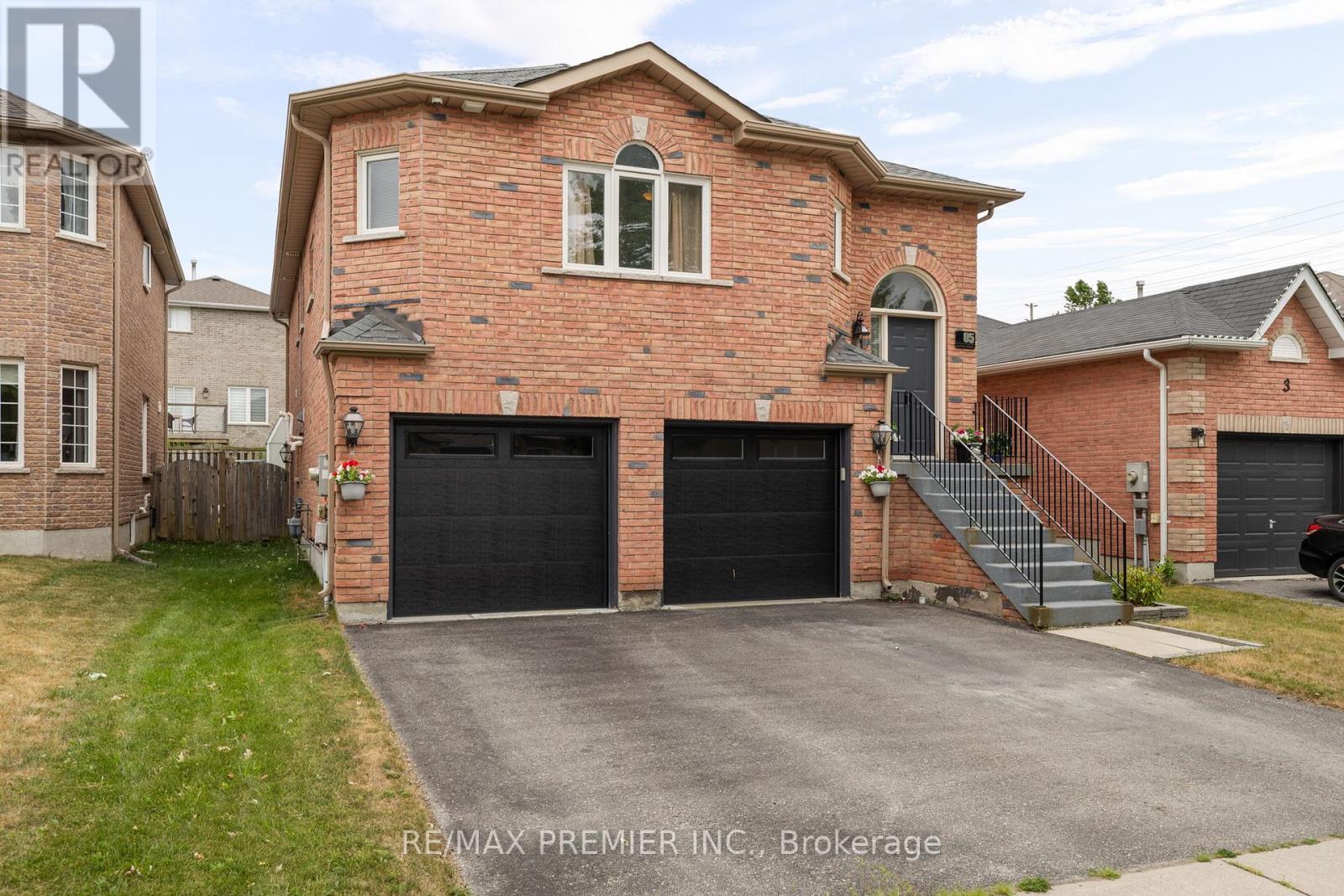 5 Humber Street, Barrie, Ontario  L4N 5S4 - Photo 2 - S12300270