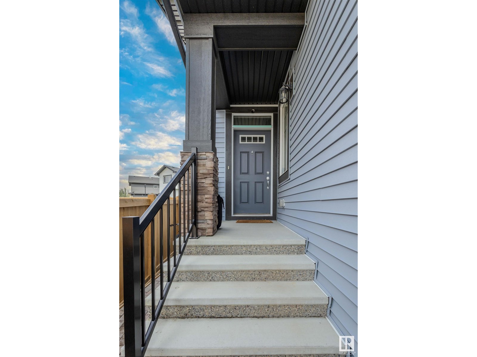 Property at 15940 19 AV SW image 3