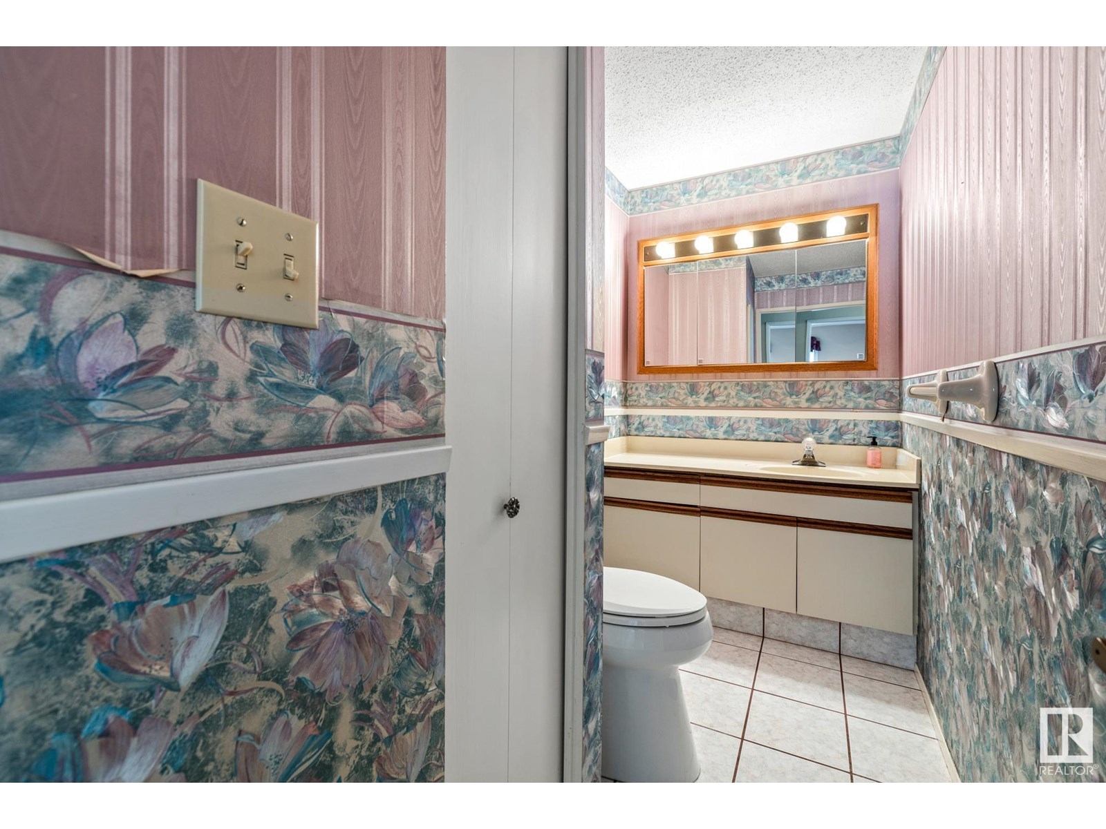 Property at 1126 105 ST NW image 1
