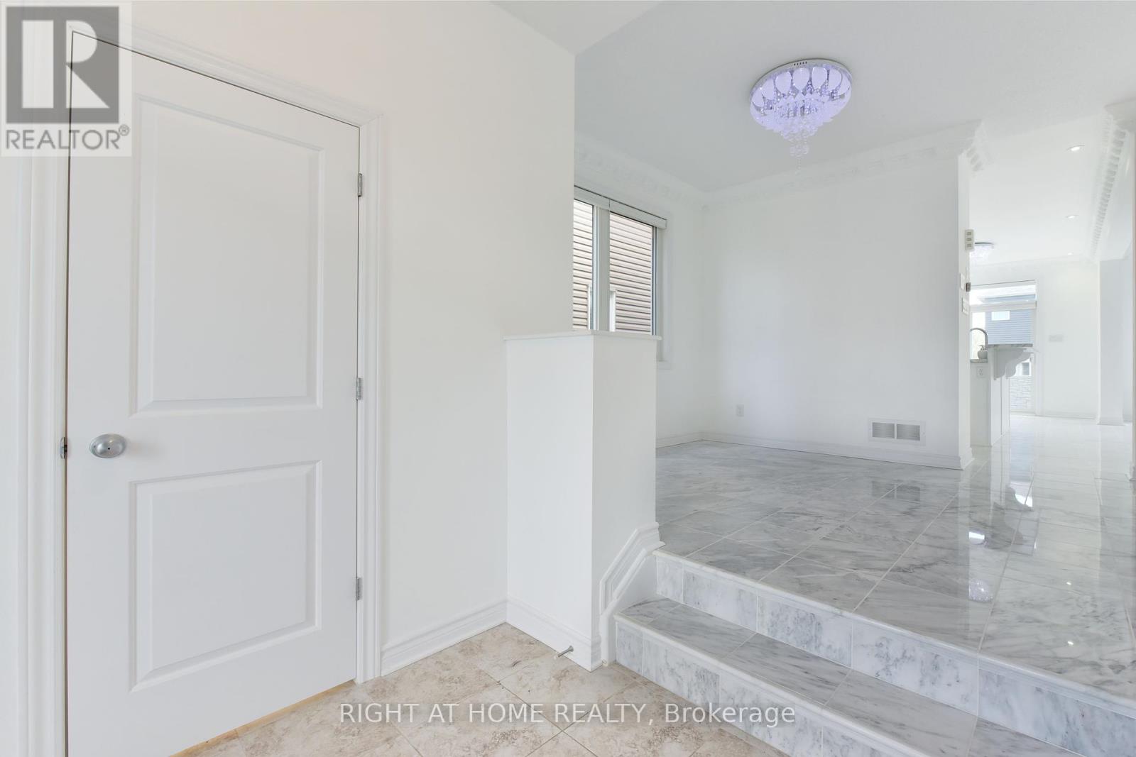 107 Westover Crescent, Ottawa, Ontario  K2T 0K6 - Photo 5 - X12300519