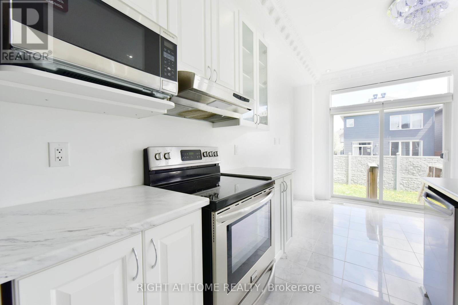 107 Westover Crescent, Ottawa, Ontario  K2T 0K6 - Photo 9 - X12300519