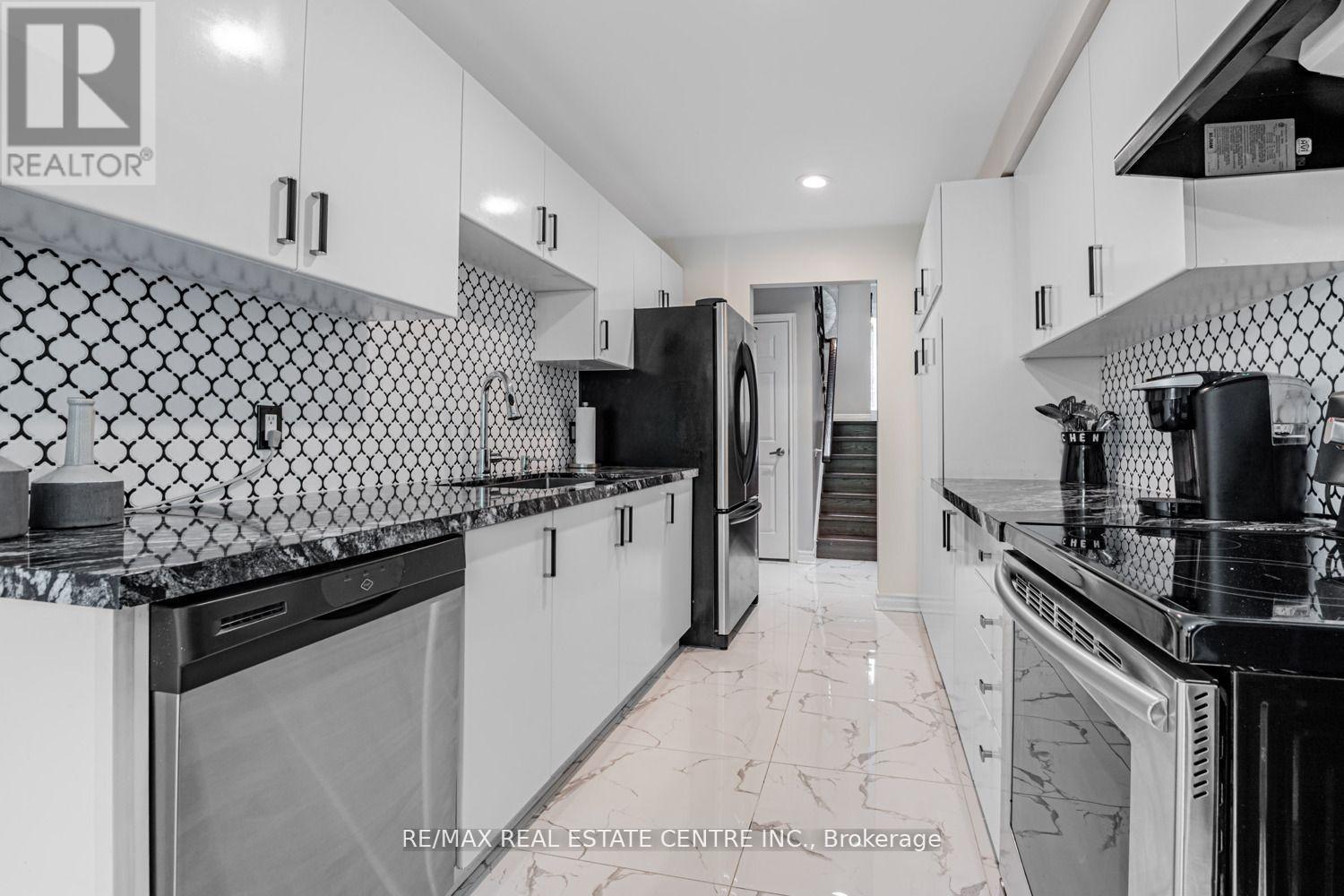 15 Rockingham Court, Markham, Ontario  L3T 7R8 - Photo 10 - N12300497
