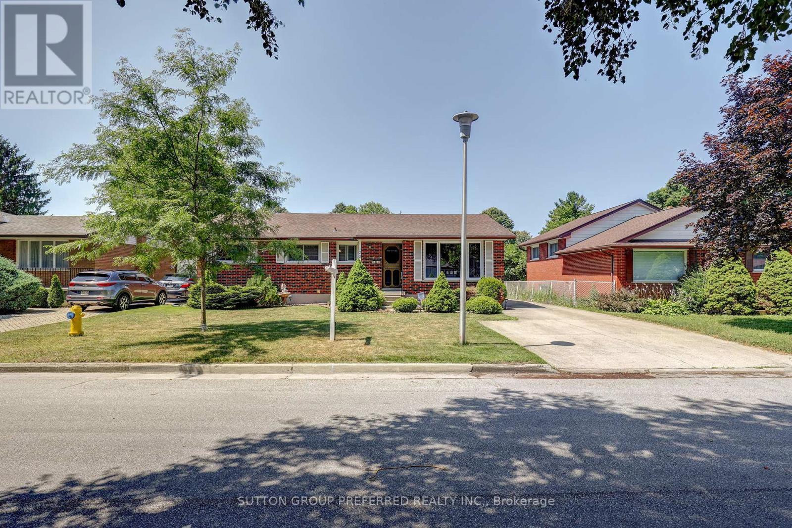 20 Amy Crescent, London East, Ontario  N5Y 4A6 - Photo 2 - X12300898