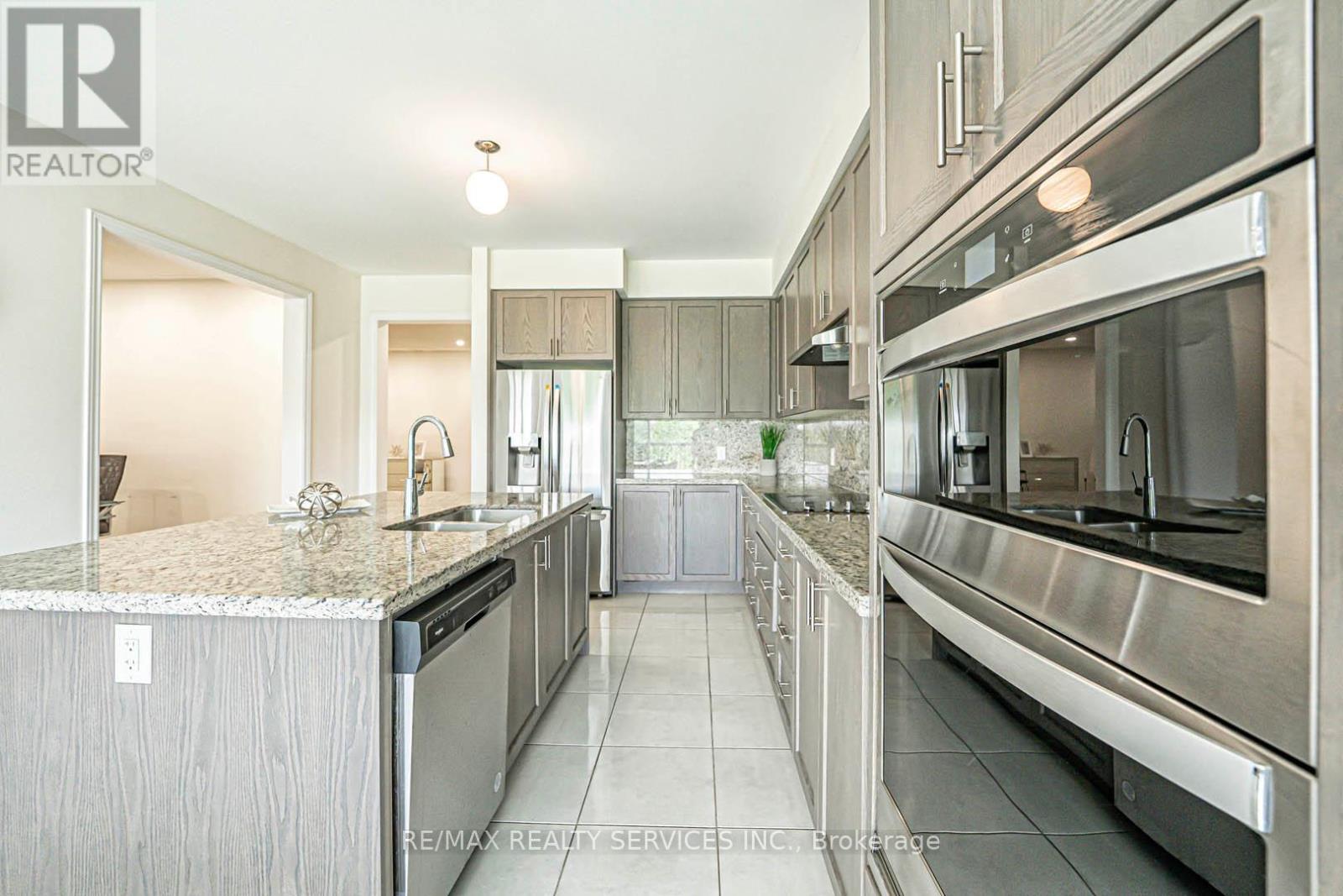 43 Rainbrook Close, Brampton, Ontario  L6R 0Y9 - Photo 19 - W12301038