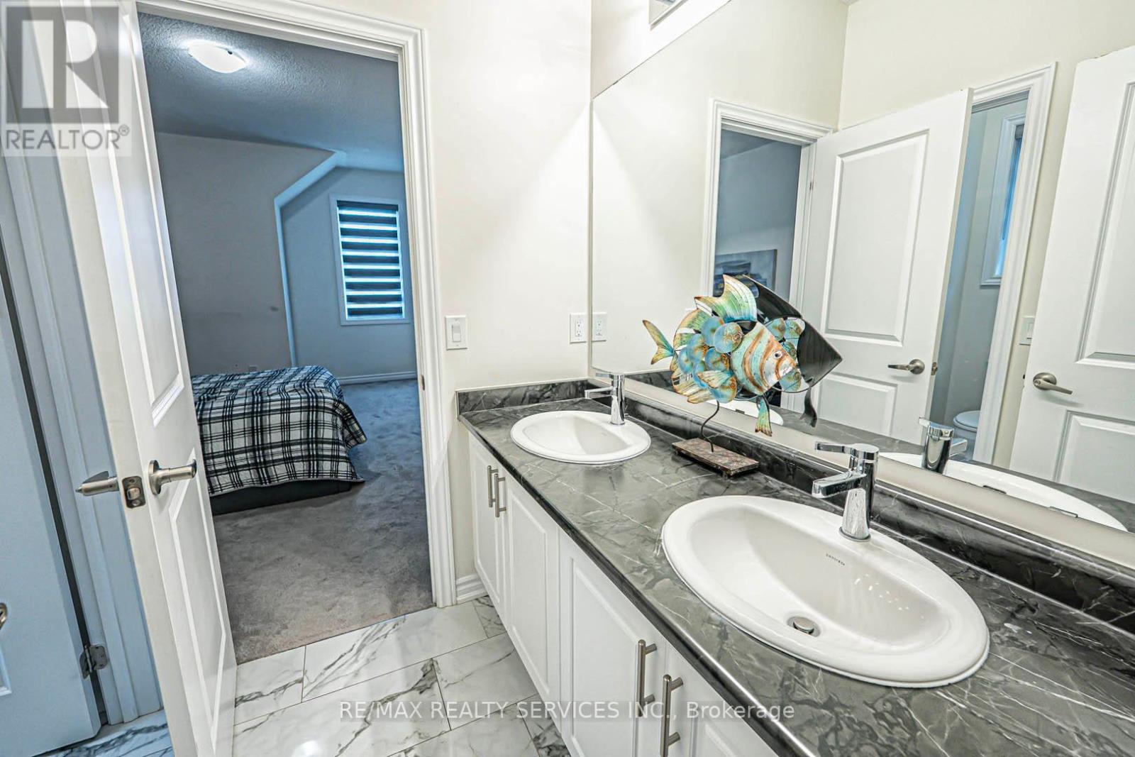 43 Rainbrook Close, Brampton, Ontario  L6R 0Y9 - Photo 38 - W12301038