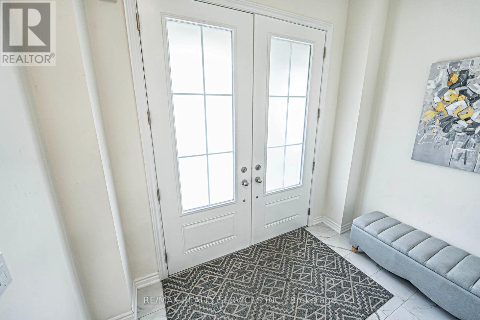 43 Rainbrook Close, Brampton, Ontario  L6R 0Y9 - Photo 6 - W12301038