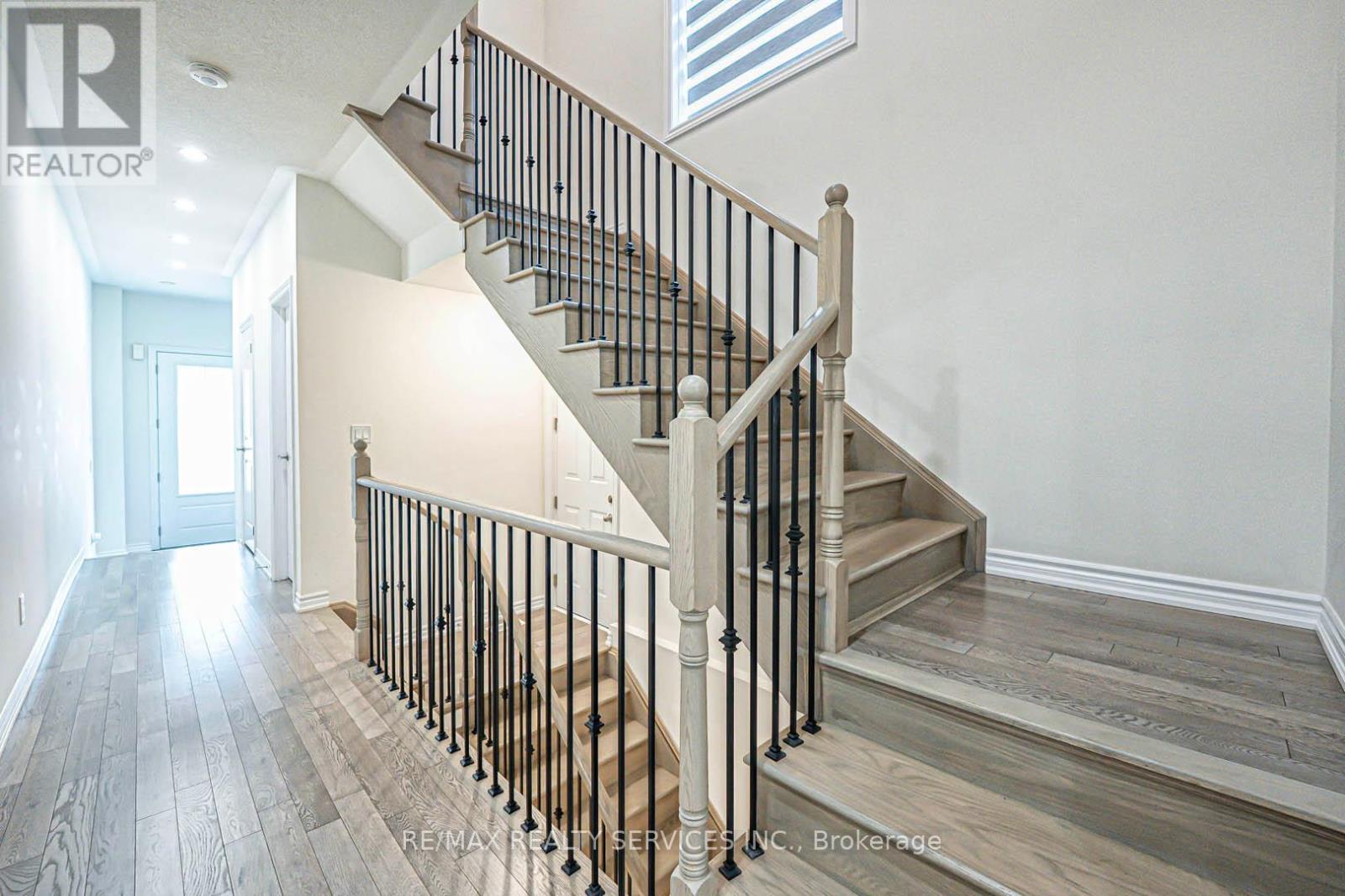 43 Rainbrook Close, Brampton, Ontario  L6R 0Y9 - Photo 7 - W12301038