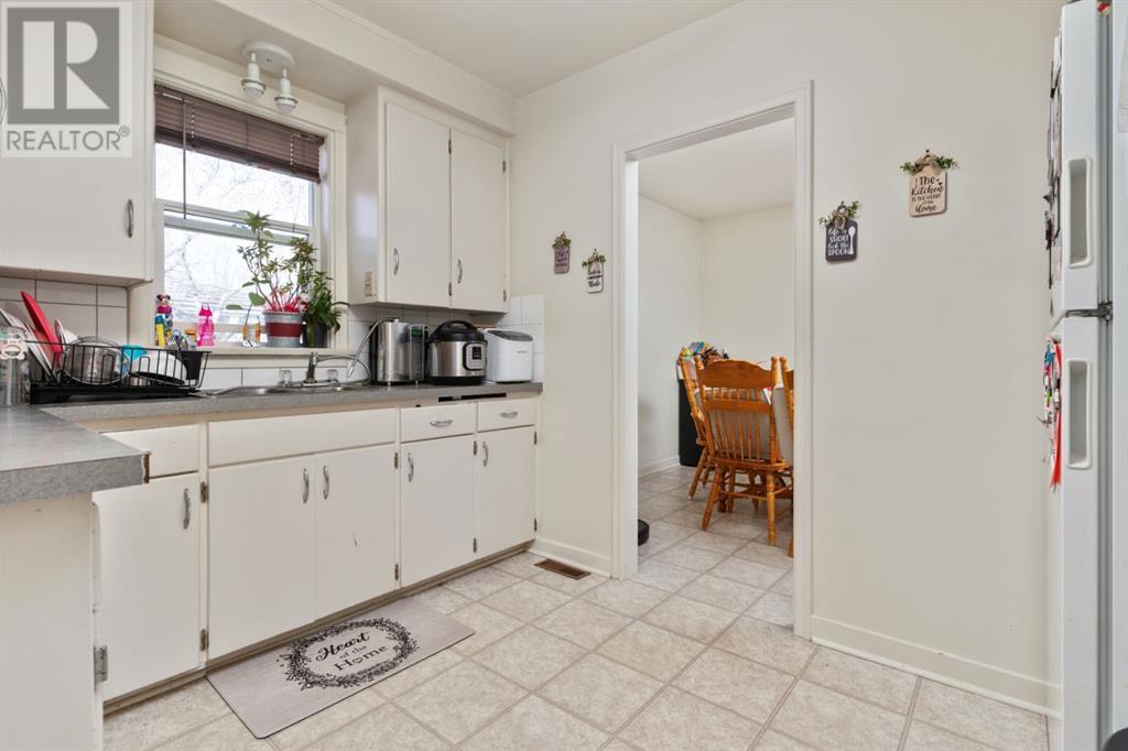 5402 47 Avenue, Camrose, Alberta  T4V 0G4 - Photo 6 - A2215344