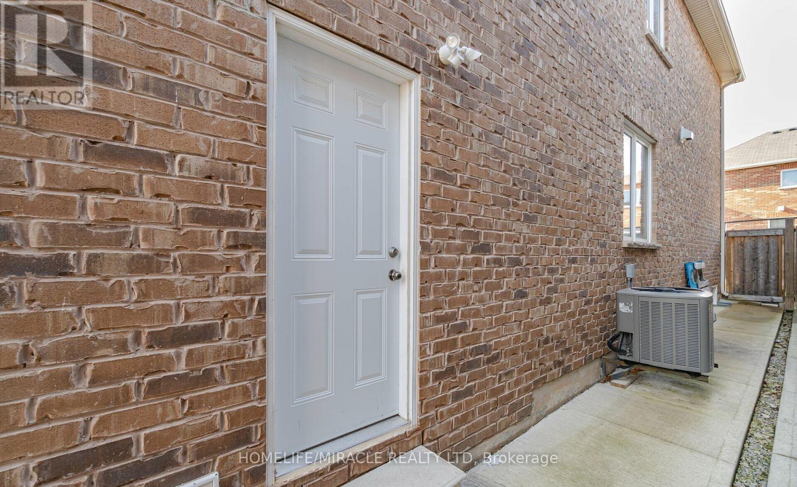 46 Swanton Road, Brampton, Ontario  L6X 5H5 - Photo 3 - W12301108