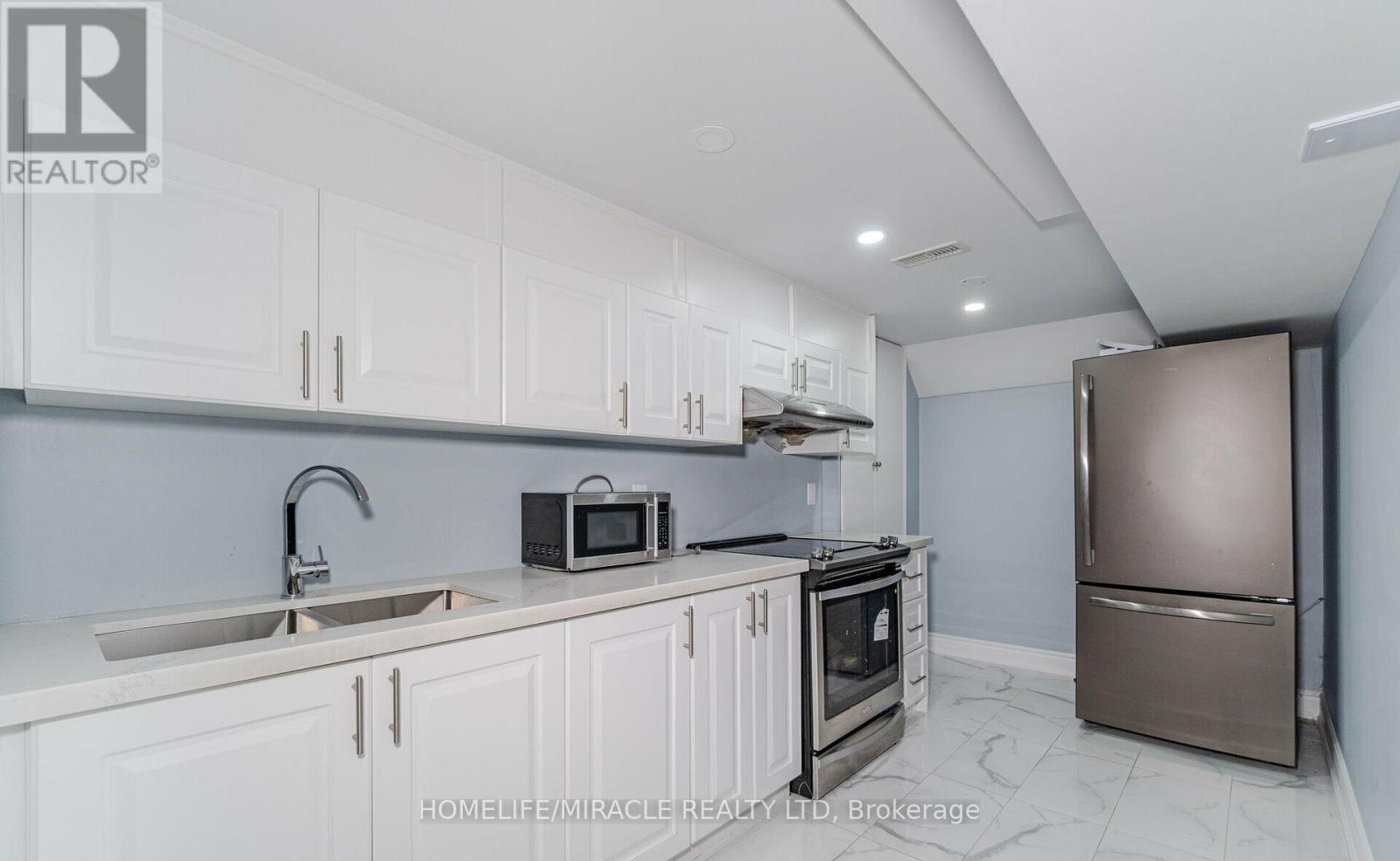 46 Swanton Road, Brampton, Ontario  L6X 5H5 - Photo 5 - W12301108