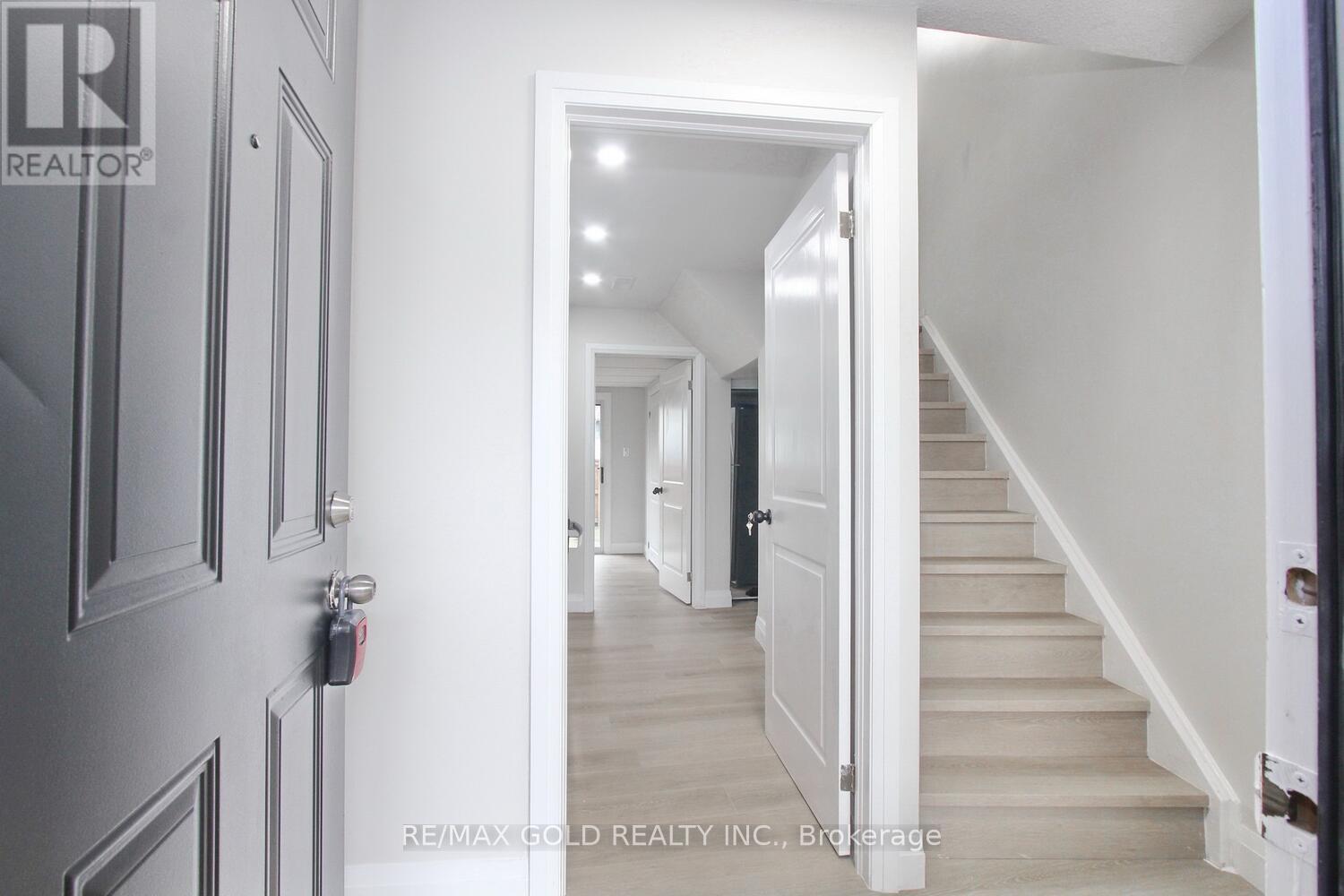 62 - 62 Ashton Crescent, Brampton, Ontario  L6S 3J9 - Photo 3 - W12301113