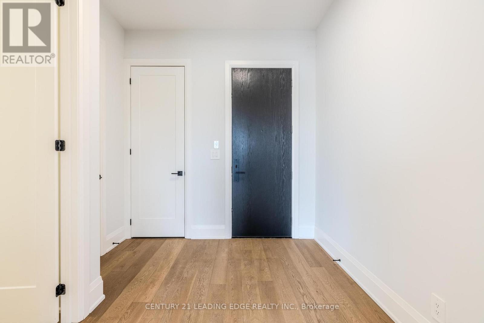10 - 59 Charles Street, Newmarket, Ontario  L3Y 3V7 - Photo 2 - N12301180