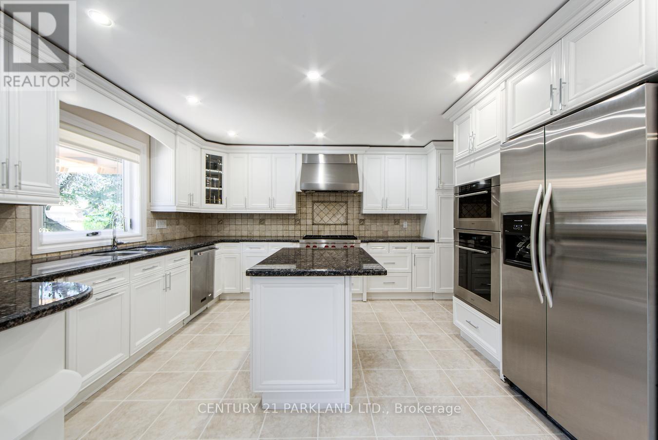 112 Strathearn Avenue, Richmond Hill, Ontario  L4B 2L2 - Photo 10 - N12301227