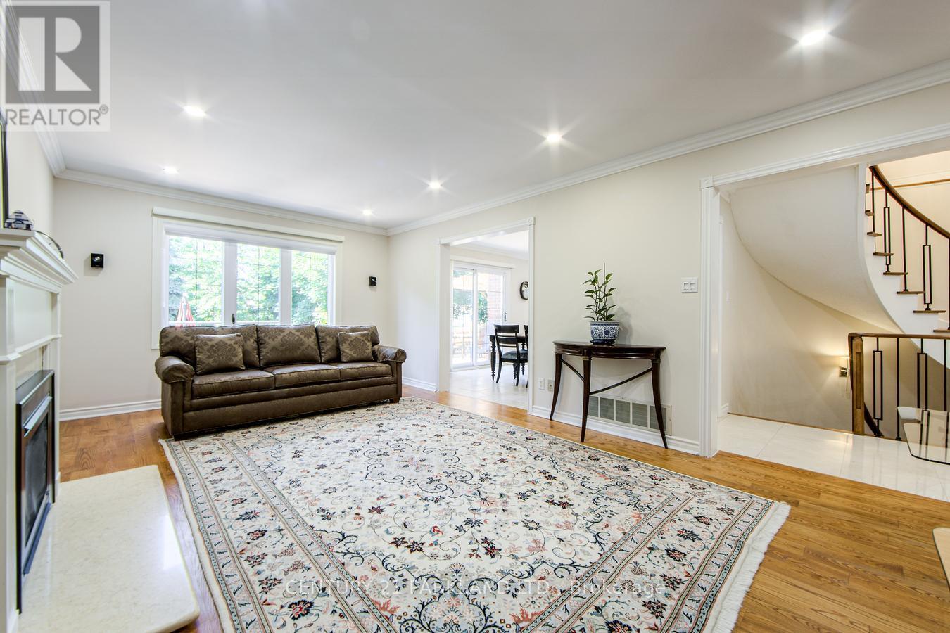 112 Strathearn Avenue, Richmond Hill, Ontario  L4B 2L2 - Photo 16 - N12301227