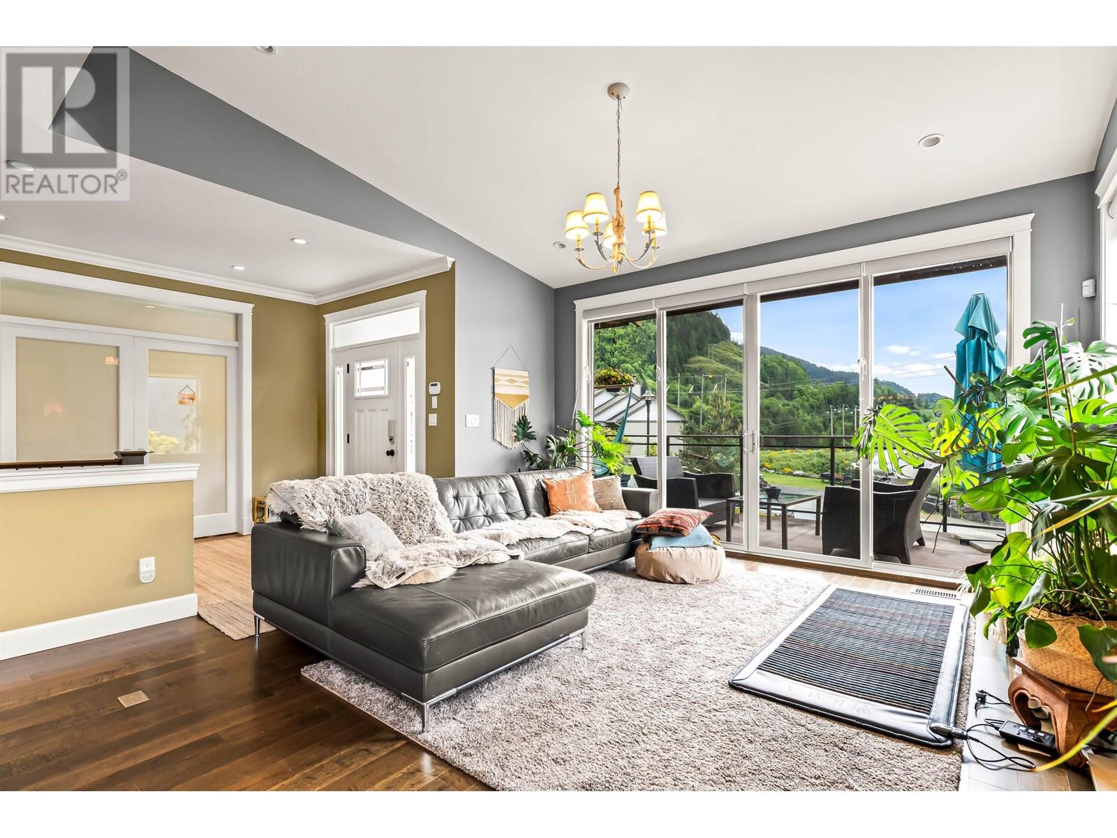 915 THISTLE PLACE, Britannia Beach, British Columbia