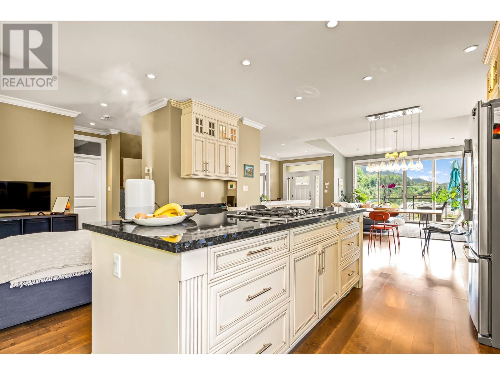 915 Thistle Place, Britannia Beach, British Columbia  V0N 1J0 - Photo 6 - R3029721