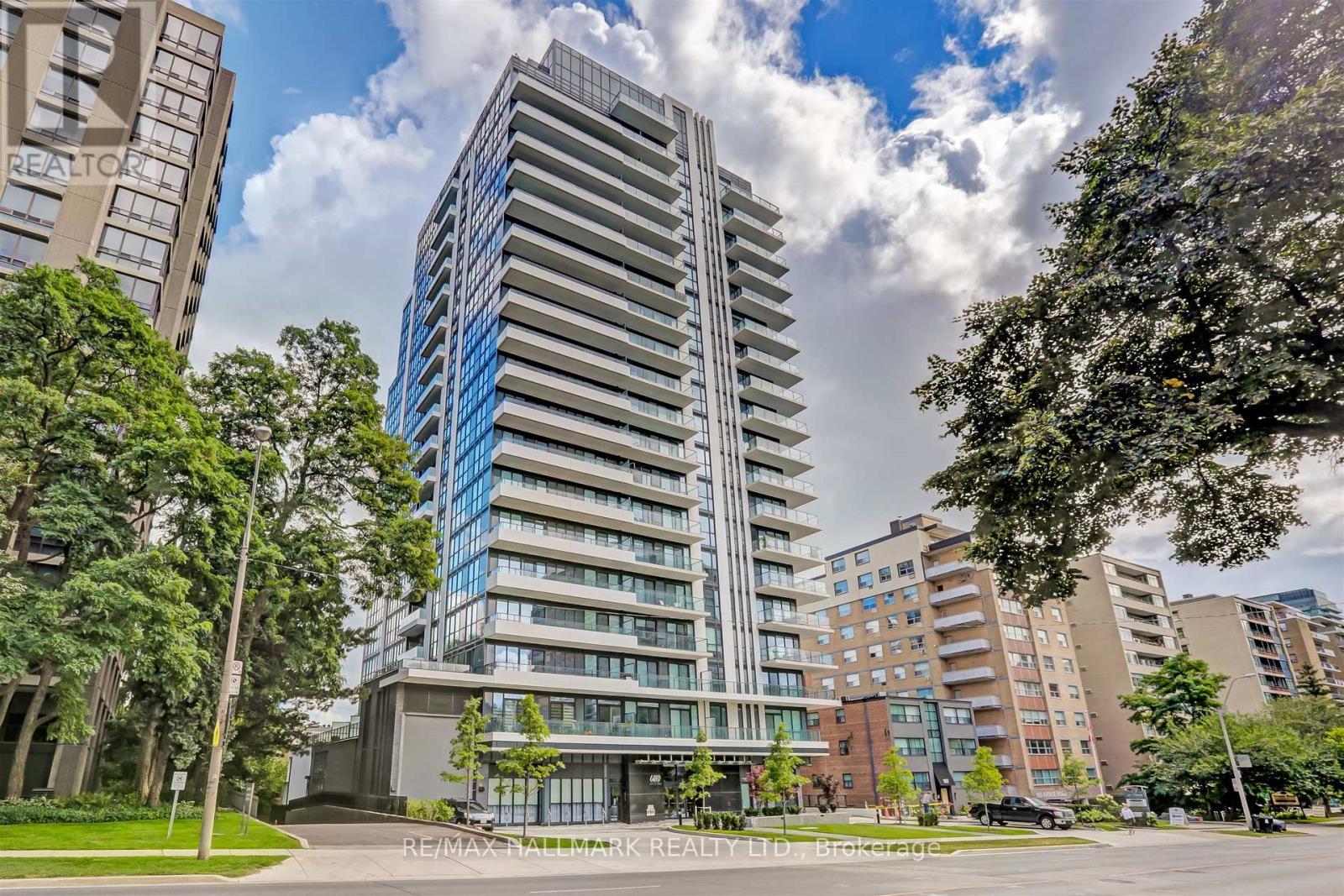 Property at 904 - 609 AVENUE ROAD image 2
