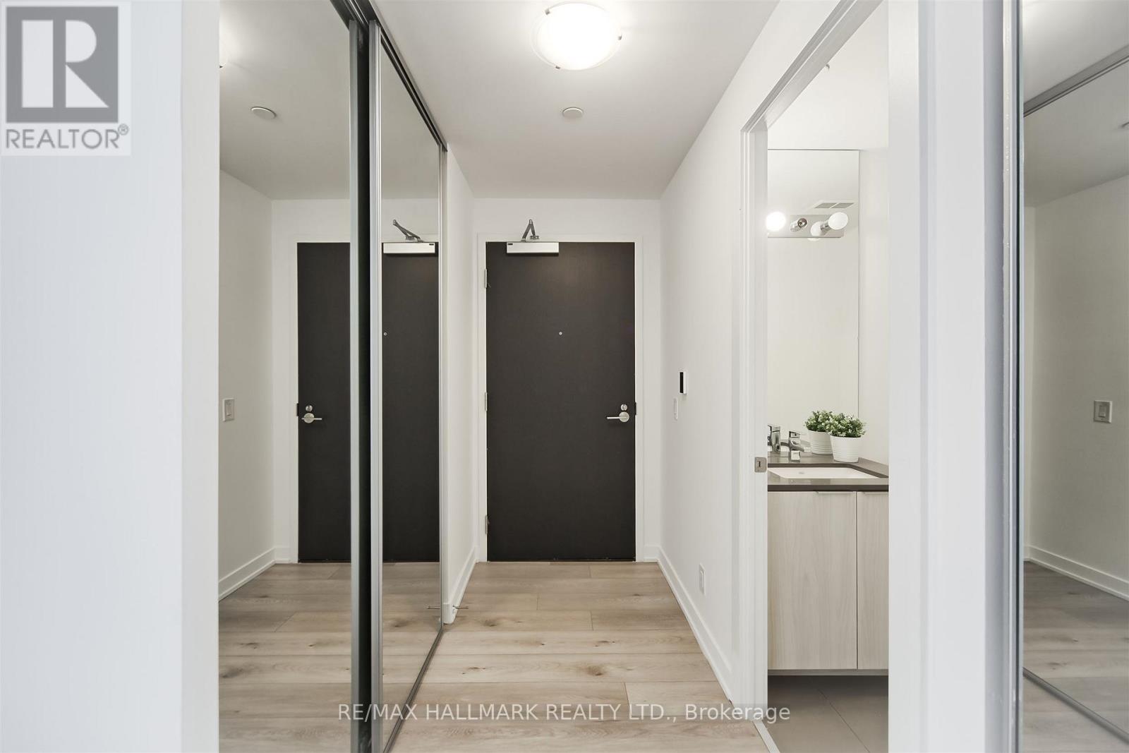 Property at 904 - 609 AVENUE ROAD image 3