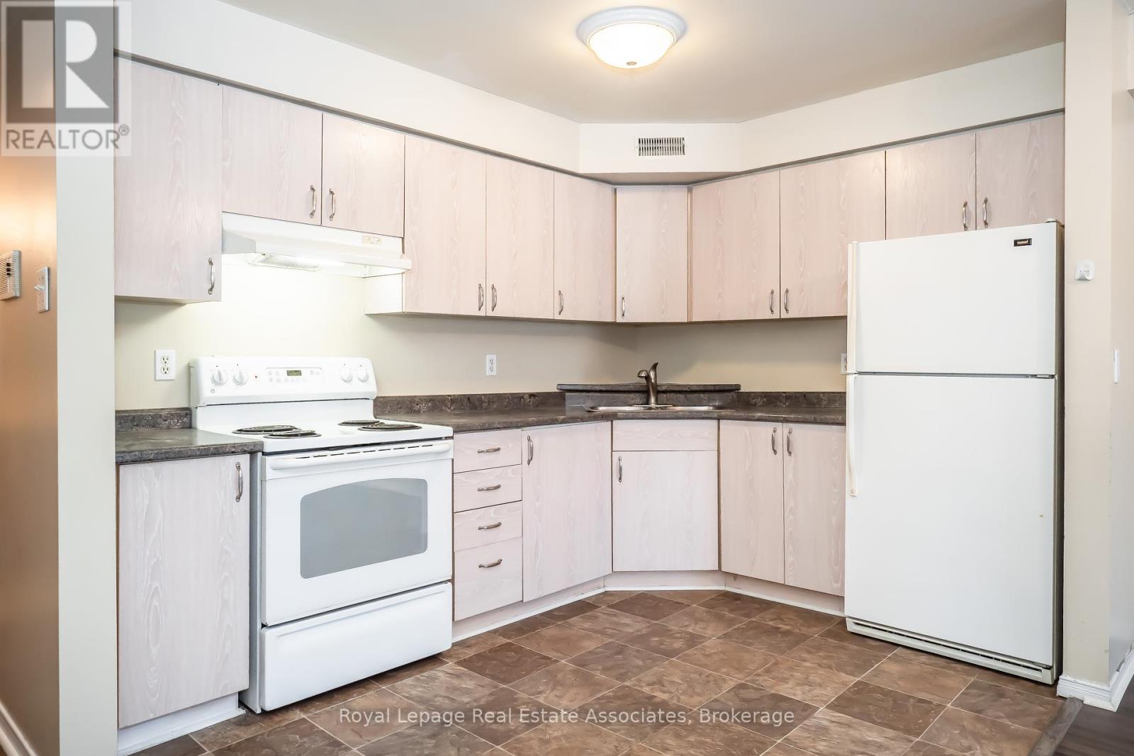 94 Sanford Street, Barrie, Ontario  L4N 3C5 - Photo 4 - S12301605