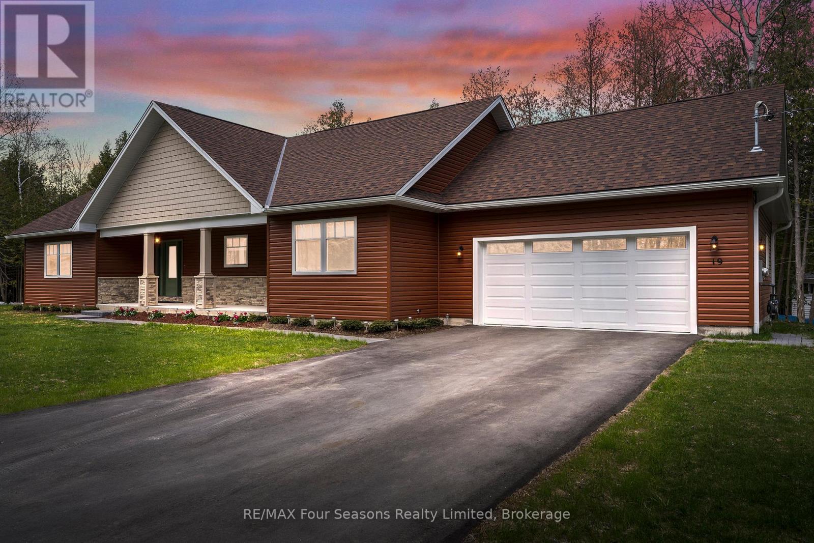 19 Currie Avenue, Collingwood, Ontario  L9Y 0X2 - Photo 2 - S12301628