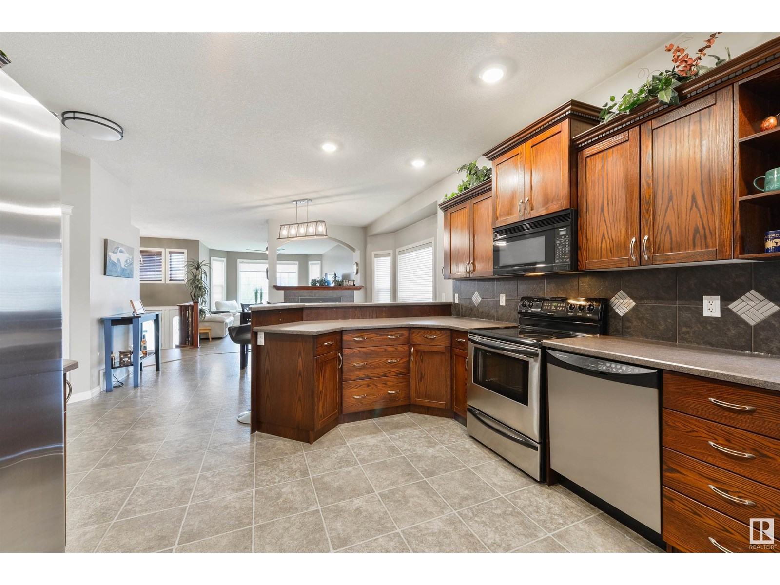 Property at 60 HUNTINGTON CR image 2