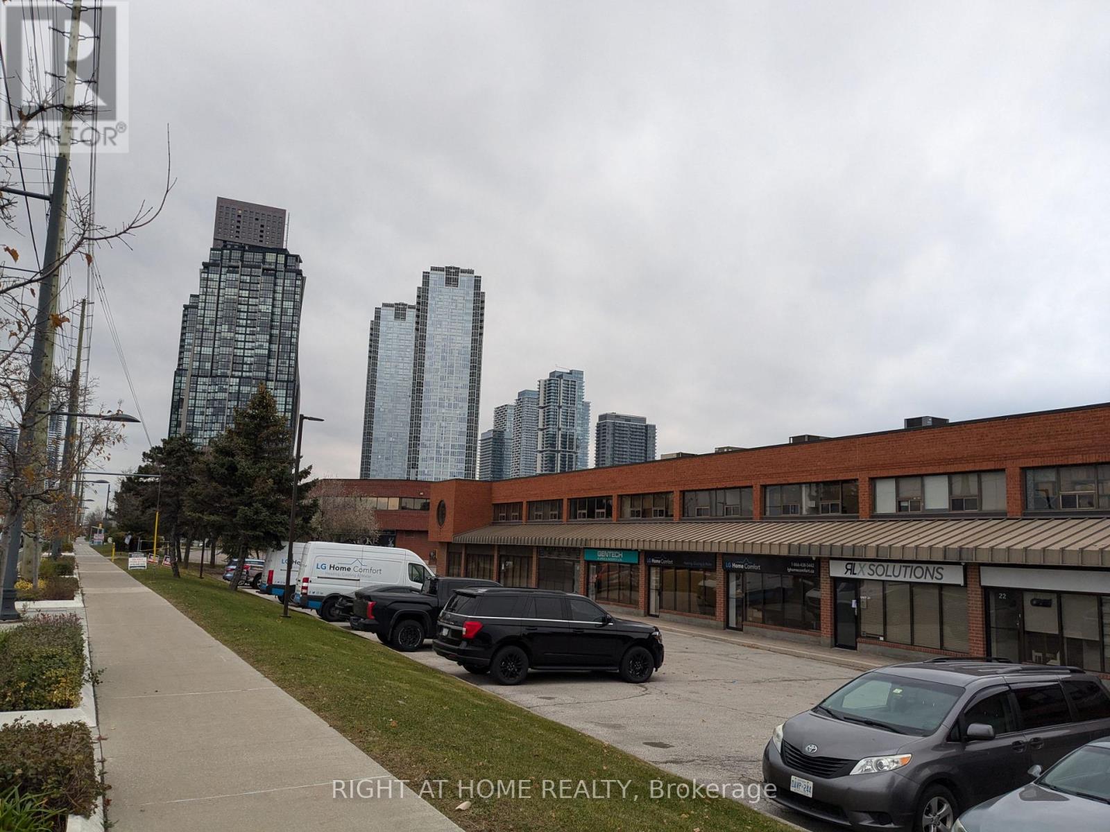 19/20 - 23 Mccleary Court, Vaughan (Concord), Ontario  L4K 3R6 - Photo 2 - N12301677
