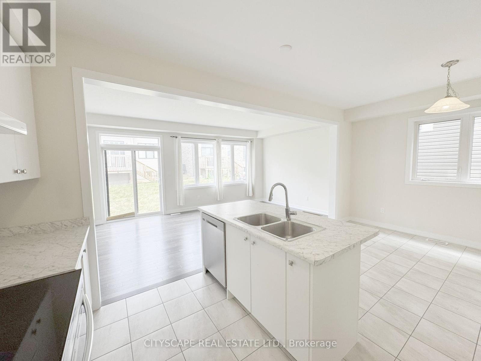 33 Basswood Crescent, Haldimand, Ontario  N3W 0H5 - Photo 11 - X12301779