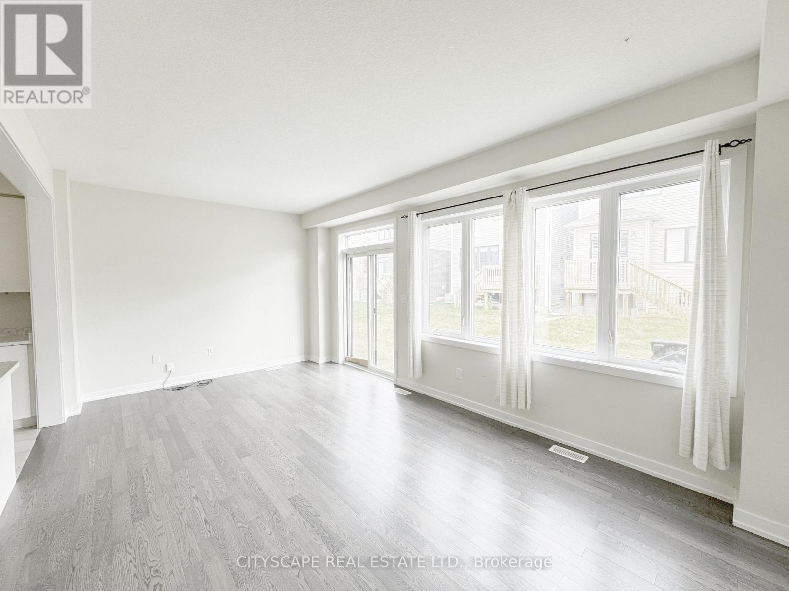 33 Basswood Crescent, Haldimand, Ontario  N3W 0H5 - Photo 14 - X12301779