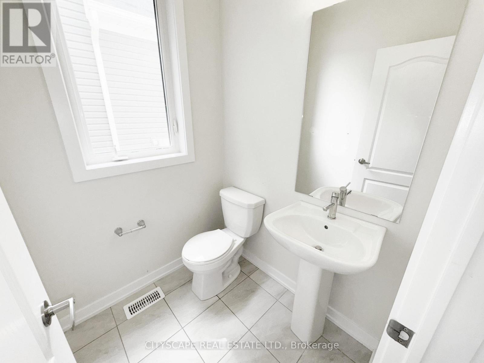 33 Basswood Crescent, Haldimand, Ontario  N3W 0H5 - Photo 17 - X12301779