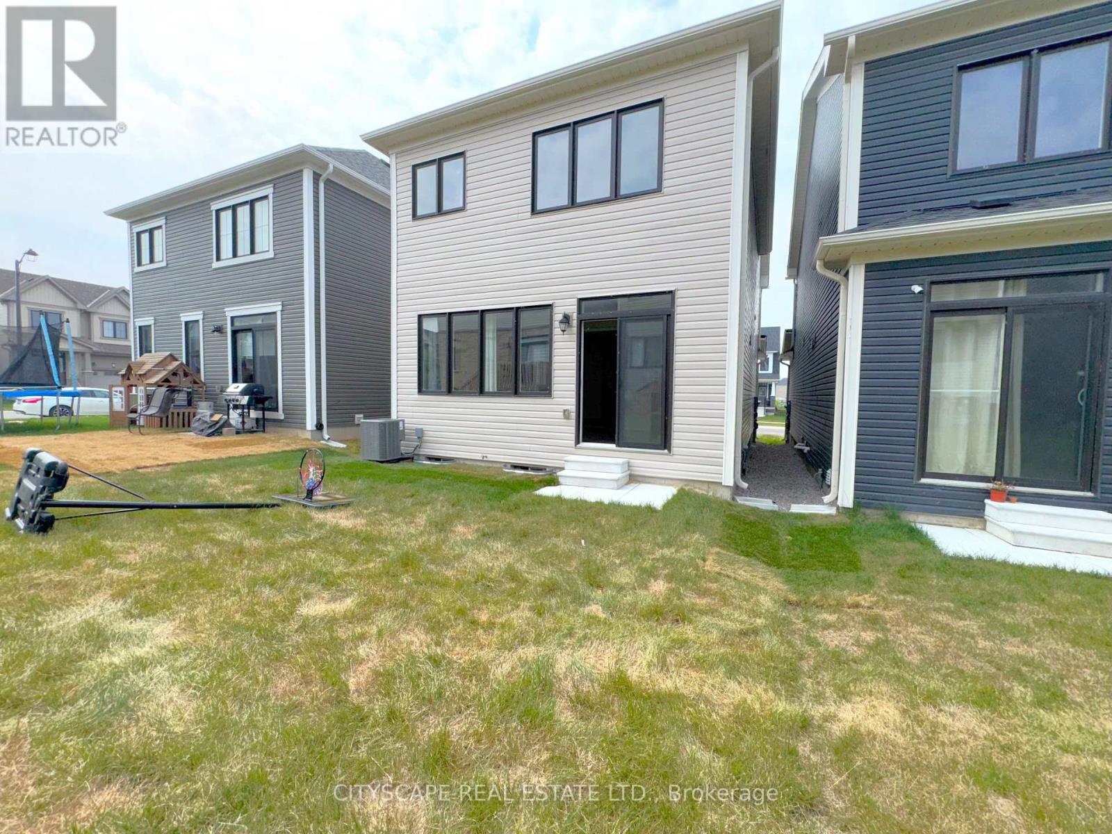 33 Basswood Crescent, Haldimand, Ontario  N3W 0H5 - Photo 42 - X12301779