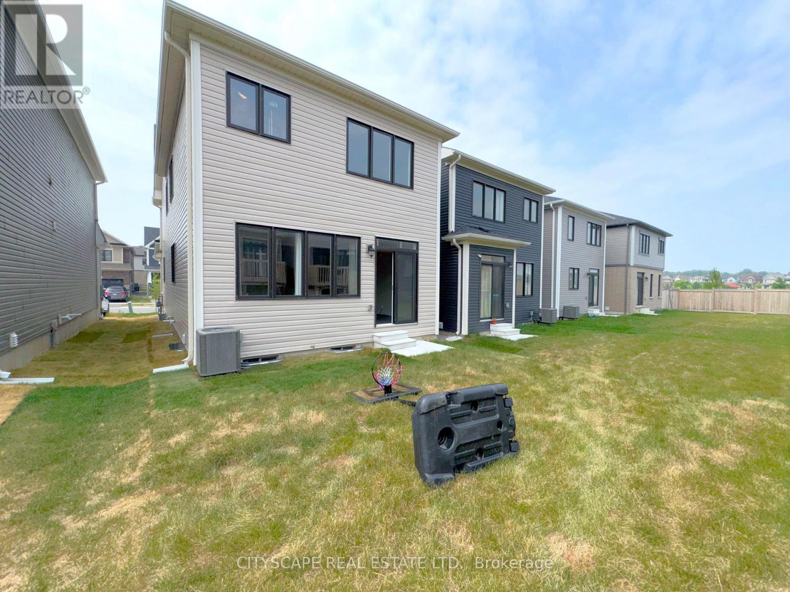 33 Basswood Crescent, Haldimand, Ontario  N3W 0H5 - Photo 43 - X12301779
