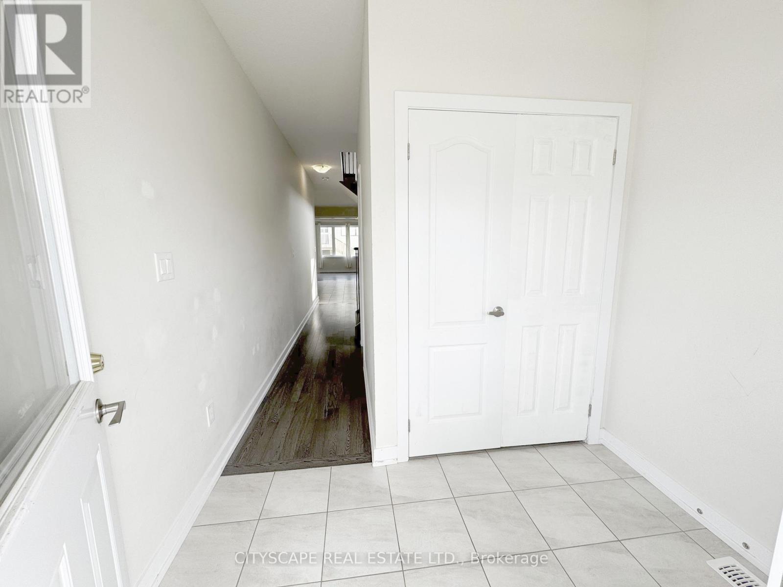 33 Basswood Crescent, Haldimand, Ontario  N3W 0H5 - Photo 6 - X12301779
