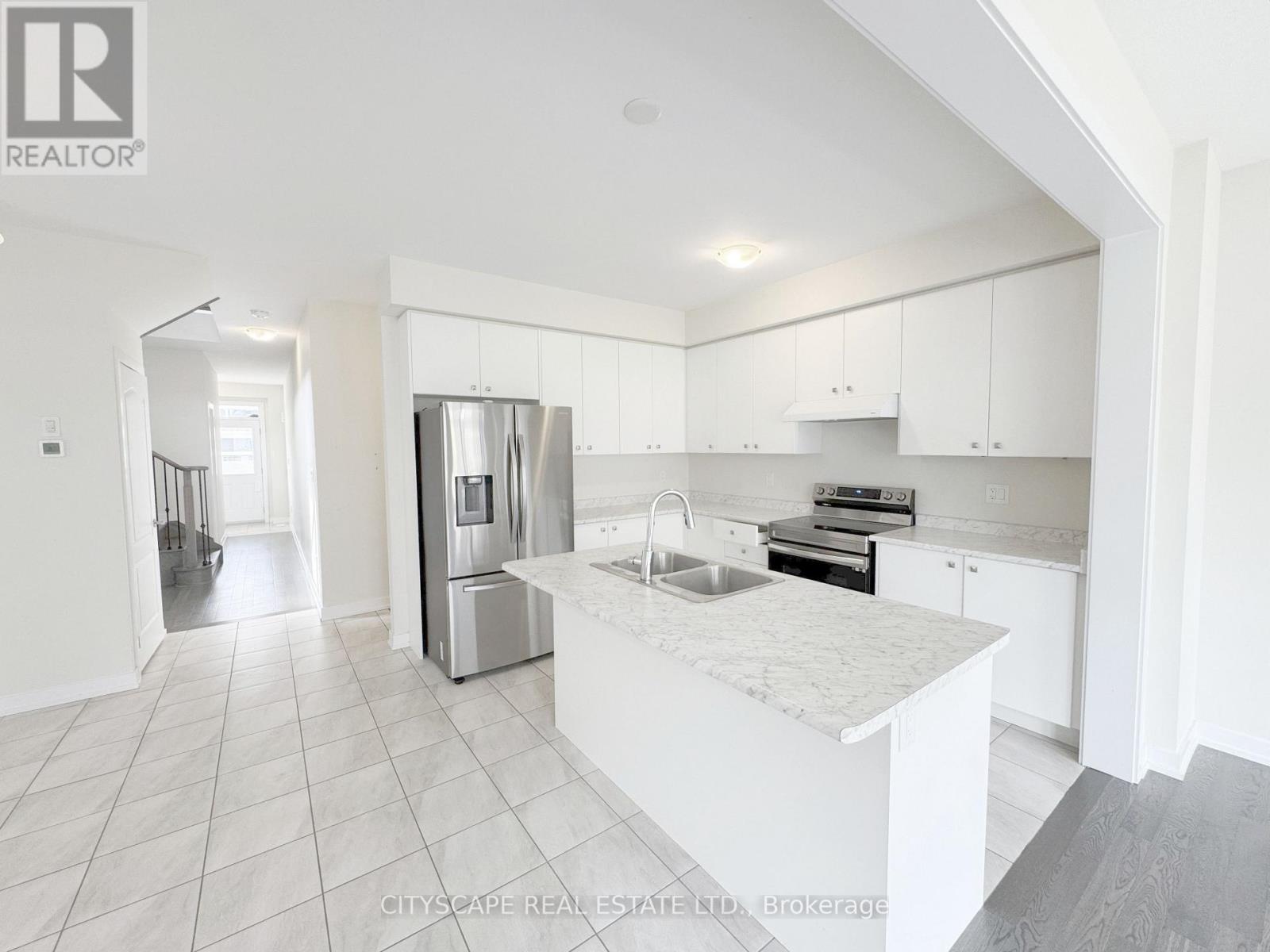 33 Basswood Crescent, Haldimand, Ontario  N3W 0H5 - Photo 8 - X12301779