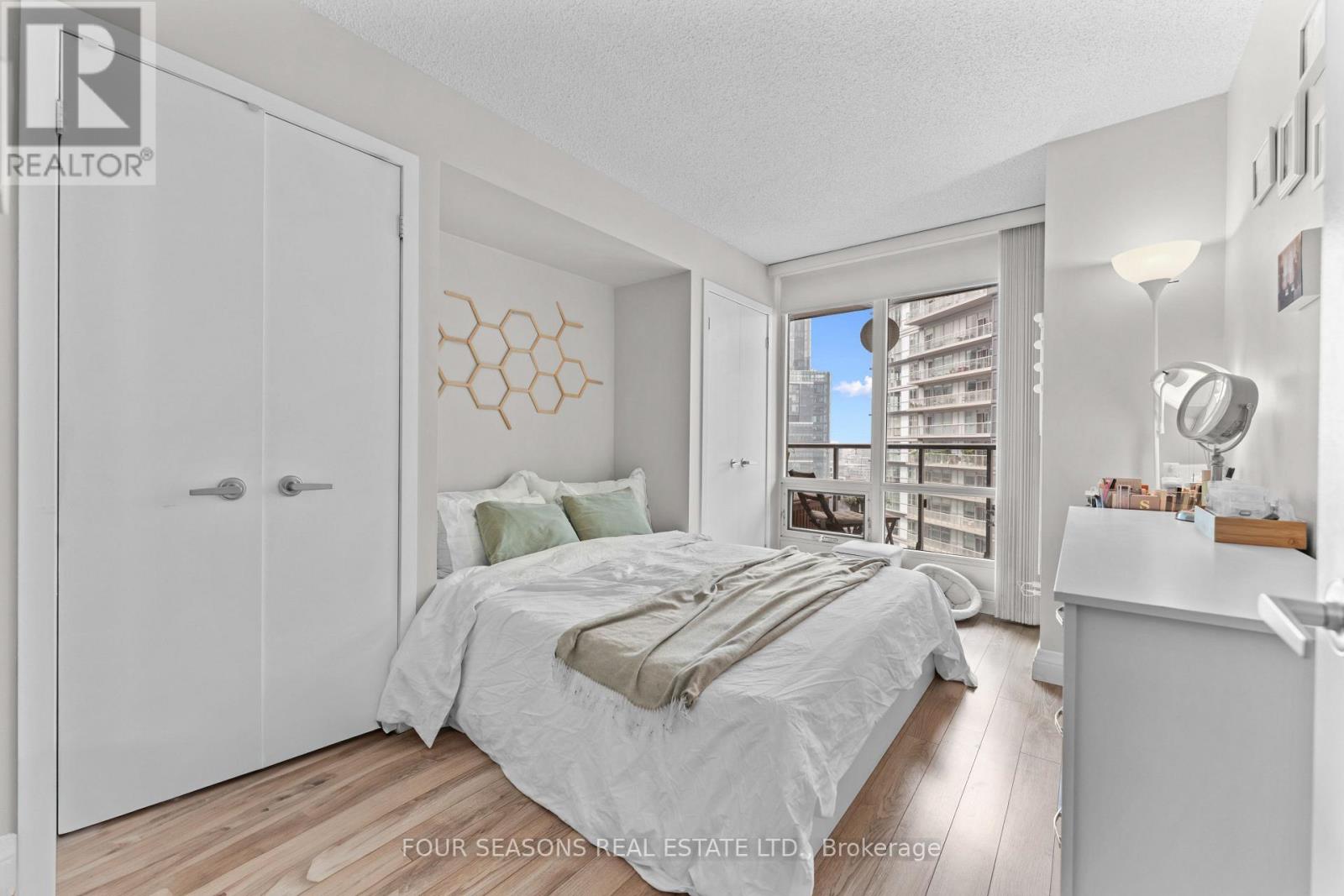 2510 - 361 Front Street W, Toronto, Ontario  M5V 3R5 - Photo 5 - C12301817