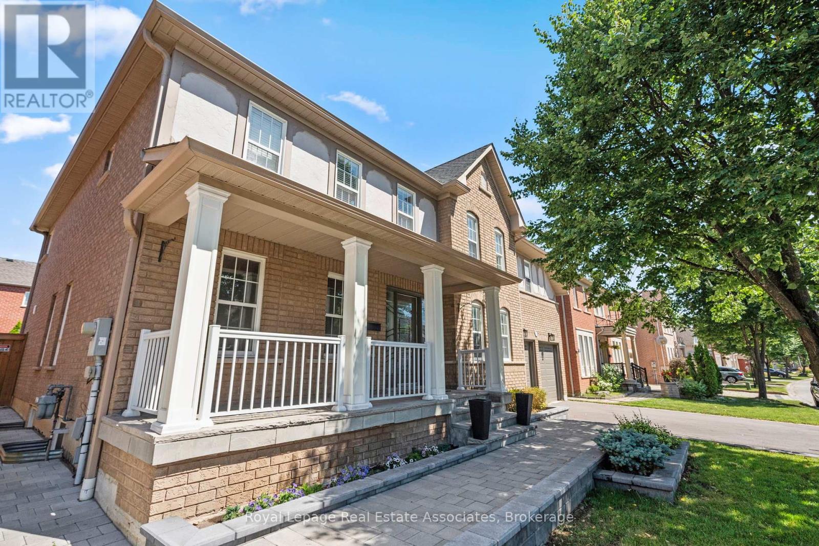 Property at 10 WESTACOTT CRESCENT image 3