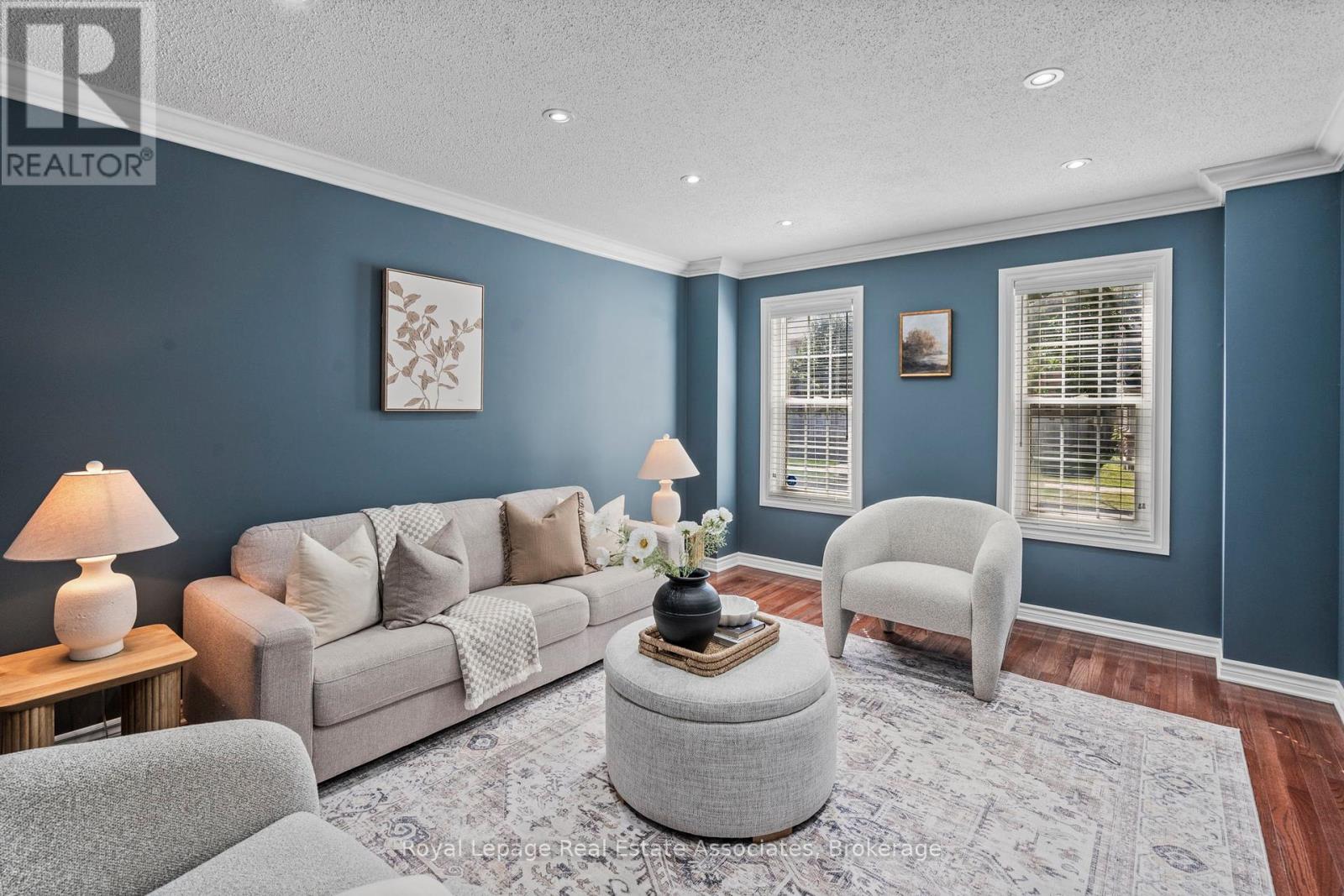 Property at 10 WESTACOTT CRESCENT image 4