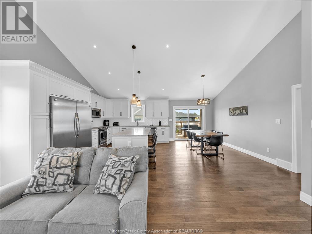 Property at 247 MEADOWVIEW image 5