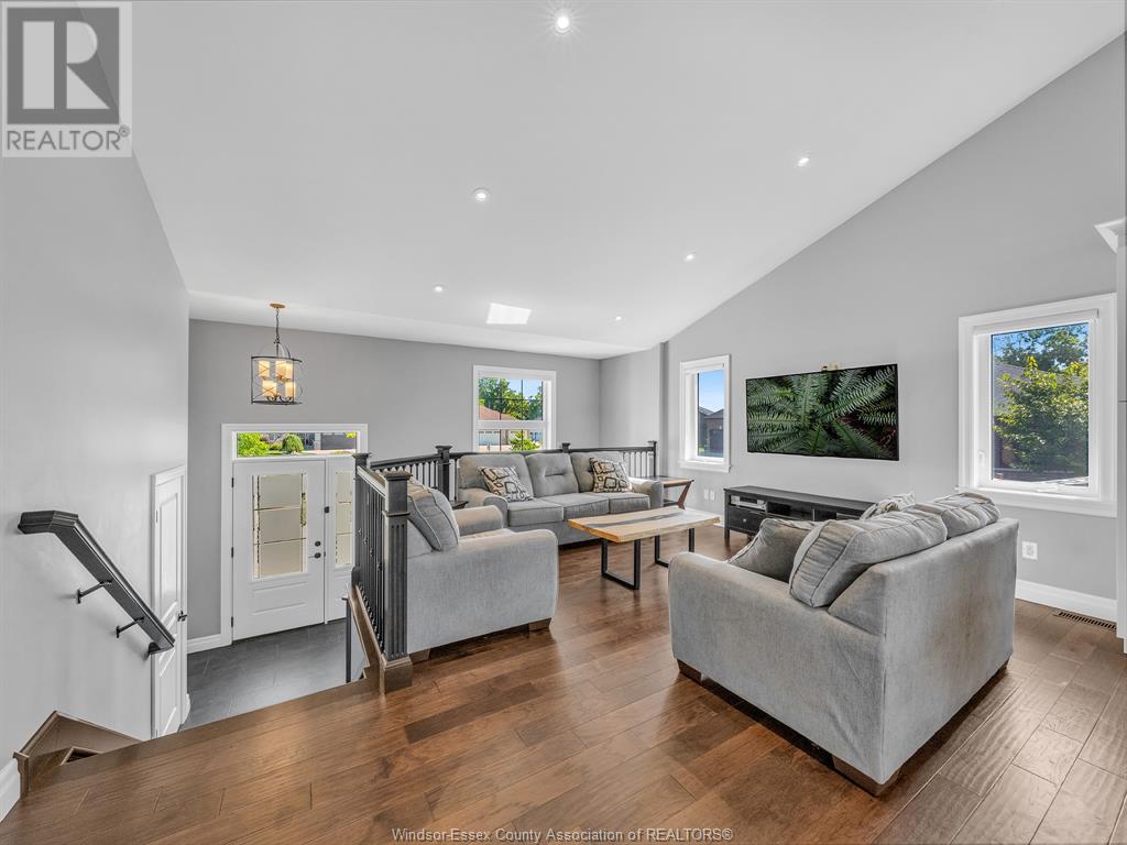 Property at 247 MEADOWVIEW image 4