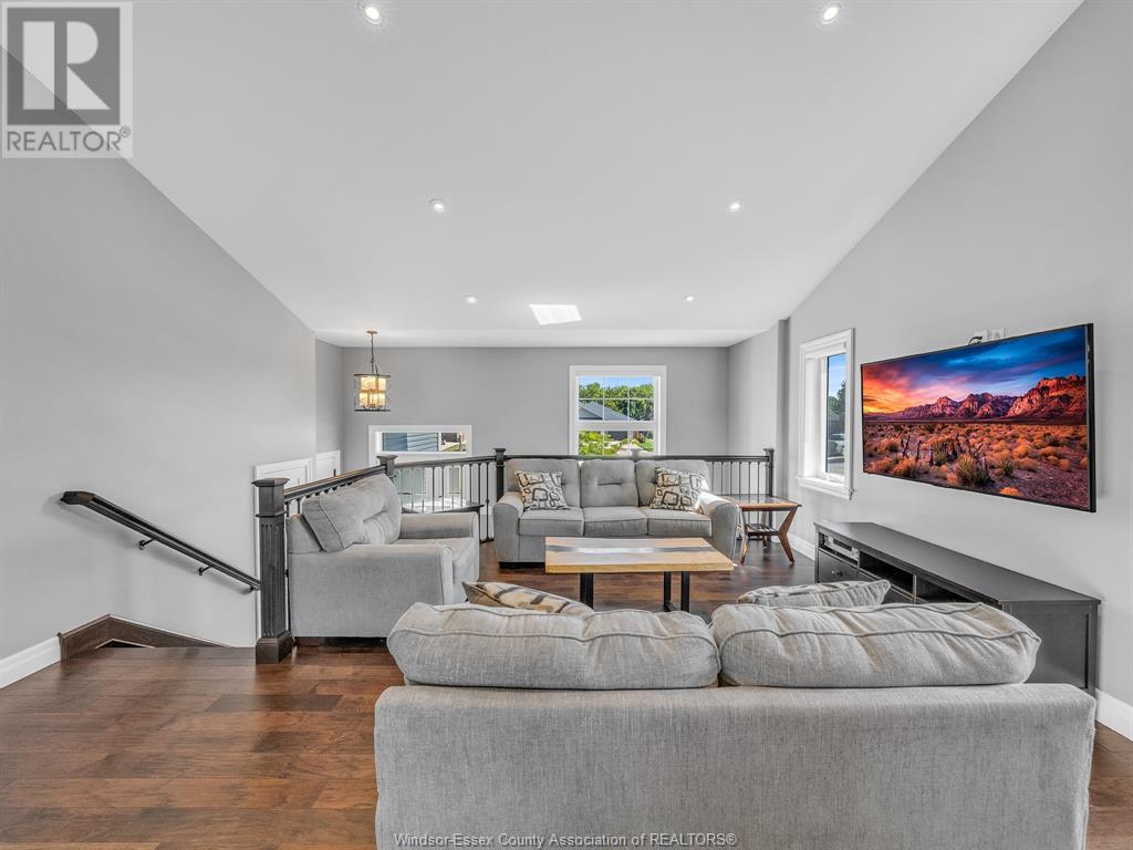 Property at 247 MEADOWVIEW image 3