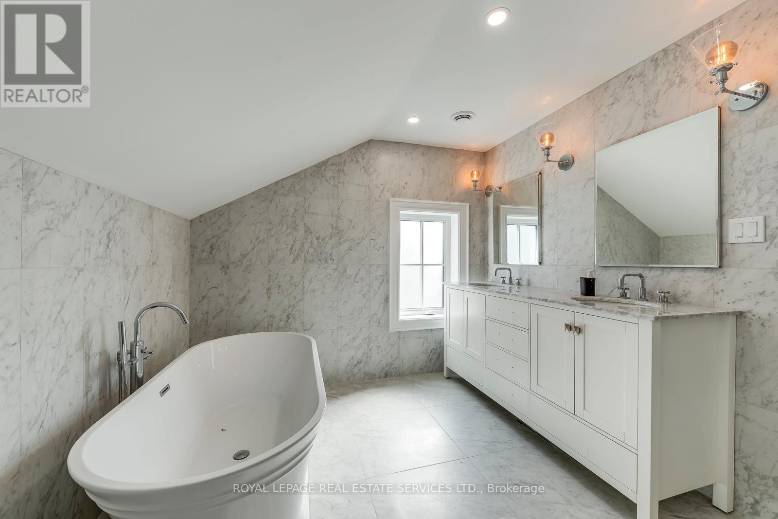 317 Queen Street S, Mississauga, Ontario  L5M 1M3 - Photo 18 - W12302171