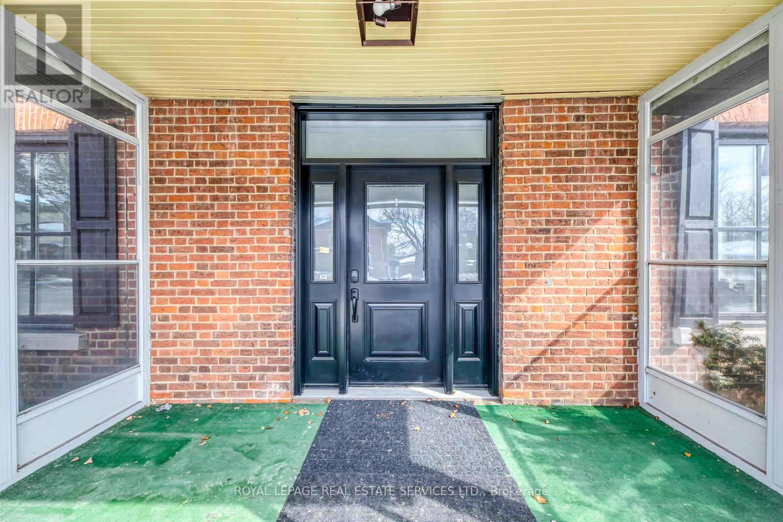 317 Queen Street S, Mississauga, Ontario  L5M 1M3 - Photo 3 - W12302171