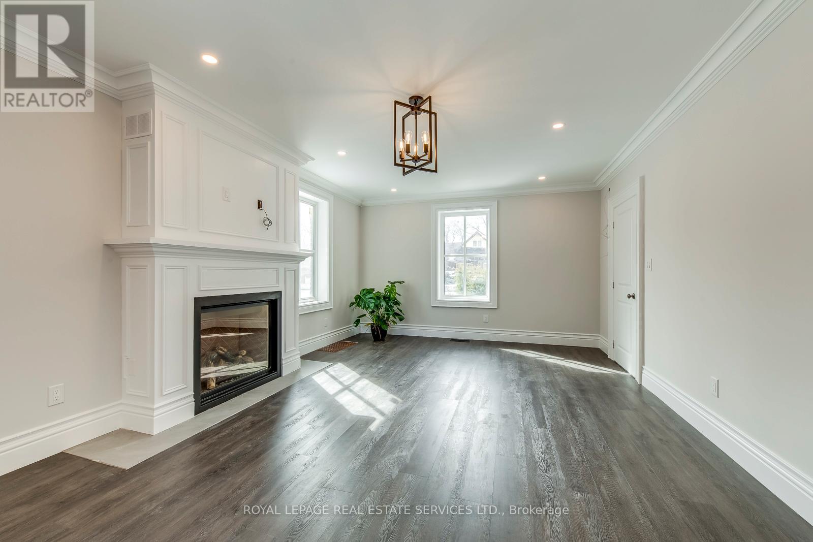 317 Queen Street S, Mississauga, Ontario  L5M 1M3 - Photo 5 - W12302171