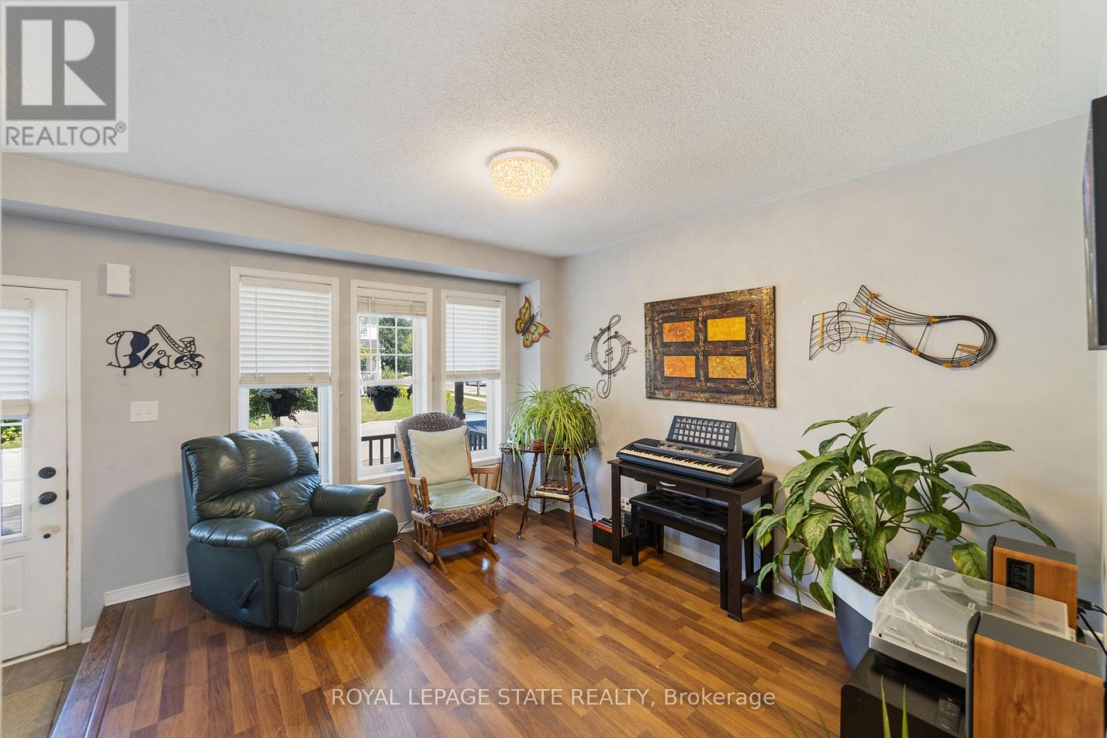 Property at 5 GOLDEN IRIS CRESCENT image 4